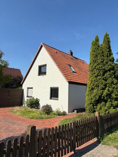 Freistehendes Einfamilienhaus mit Doppelgarage und schönem Garten – Foto 1