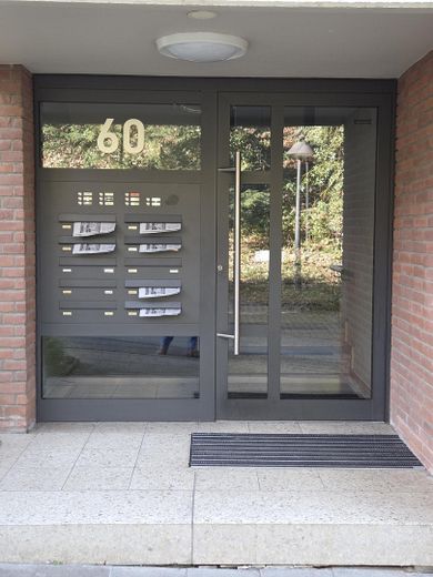 Splendido appartamento all'ultimo piano con camino, due balconi e vista sul verde – Eingang