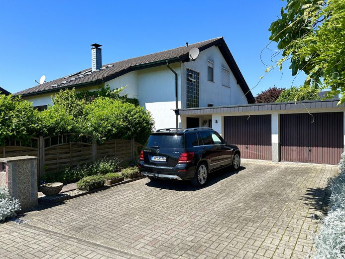 Außenansicht Haus + Garagen