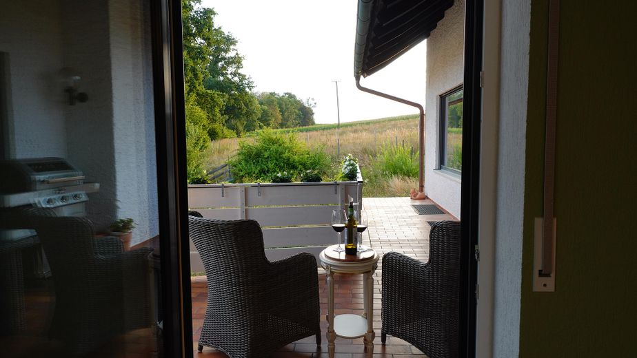 Großzügiges Einfamilienhaus in Ortsrandlage – 207 m² Wohnfläche auf 1.260 m² Grundstück – 09 Zugang zur Südterrasse