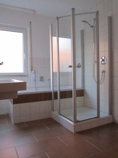 Zentrale ruhige 4,5-Zimmer-Wohnung mit großem Balkon 1. OG in Herrenberg Ziegelfeld von privat – Bad