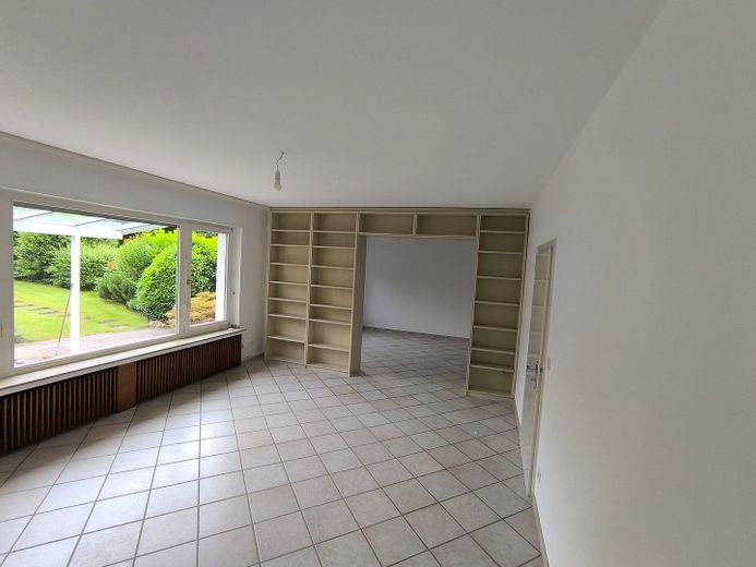 Provisionsfrei für Käufer | Familienhaus in Toplage | Bieterverfahren ab 389.000 € – Wohnzimmer - Parterre