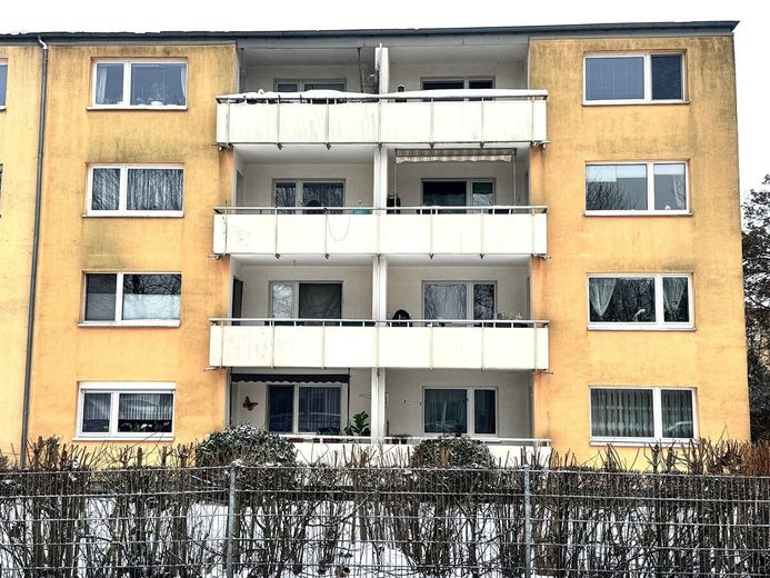 Charmante Erdgeschosswohnung mit 72 m² 
(3 Zimmer) im zentralen Zeven. – Frontansicht