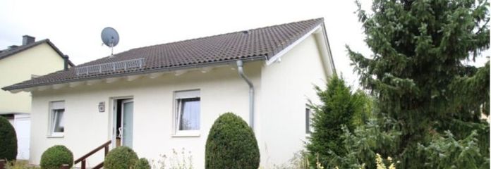 Abitare moderno su un unico livello – bungalow luminoso con potenziale di ampliamento in una zona tranquilla di Borna