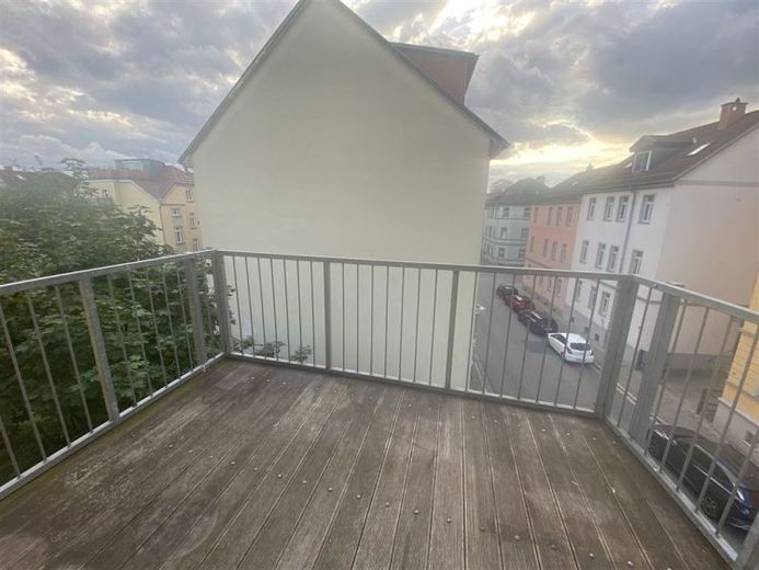 Weimar* Nordvorstadt* lichte 3-kamerwoning met balkon*badkamer met daglicht* nieuwe laminaatvloer *gerenoveerd oud gebouw* – Foto 1