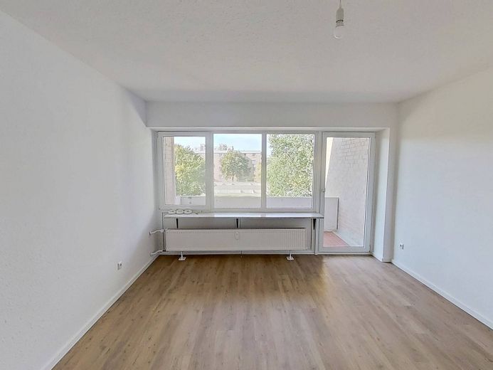 Moderno piso de 2 habitaciones con BALCÓN en una zona residencial tranquila al sur de la ciudad – Ansicht I: Wohn- und Esszimmer
