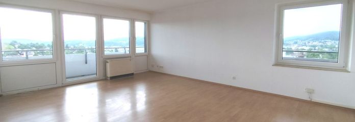 Modernisierte 4-Zimmer-Wohnung mit grandiosem Ausblick über ganz Kulmbach! – Wohnzimmer Ansicht 1