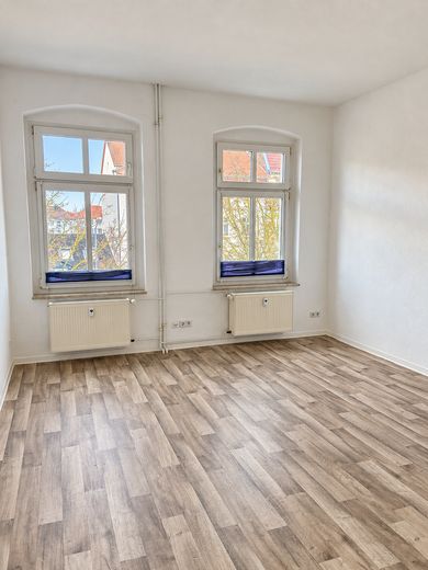 Helle 2-Zimmer-Wohnung mit separater Küche und Tageslichtbad – Wohnzimmer