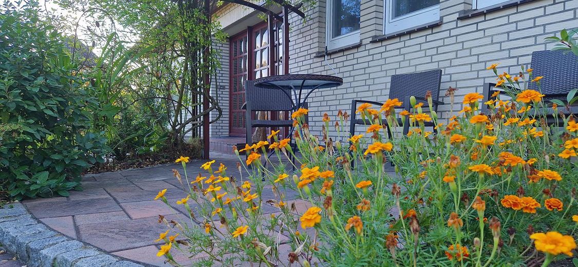 Two-family house – quiet and central with a garden paradise – Außenansicht, zweite Terrasse