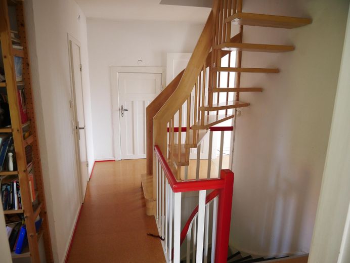 Haus für große Familien  und/oder Wohnen und Arbeiten unter einem Dach – Flur OG Treppen