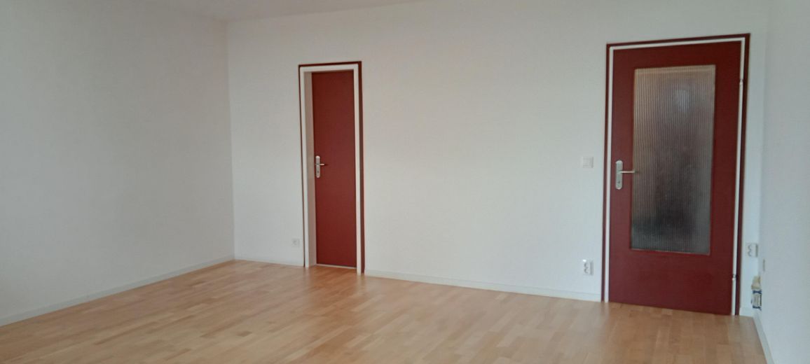 Emlakçı olmadan: Frankf.-Sachsenh.’da 1 oda daire, balkonlu, kapsamlı yenilenmiş, yeni EBK, hemen taşınılabilir. – Zimmer3