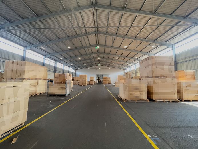 हुंडरडॉर्फ वाणिज्यिक पार्क में 4.760 m² का बिना हीटिंग वाला हॉल – 1.505 m² से विभाज्य - हॉल 24 - किराए पर – फोटो 1