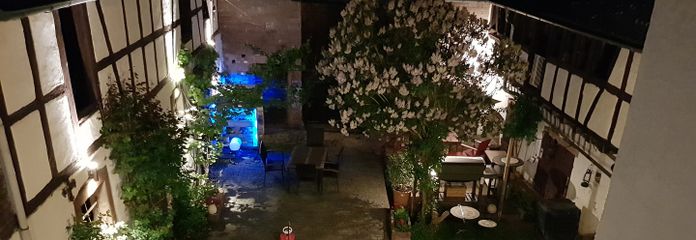 Innenhof bei Nacht
