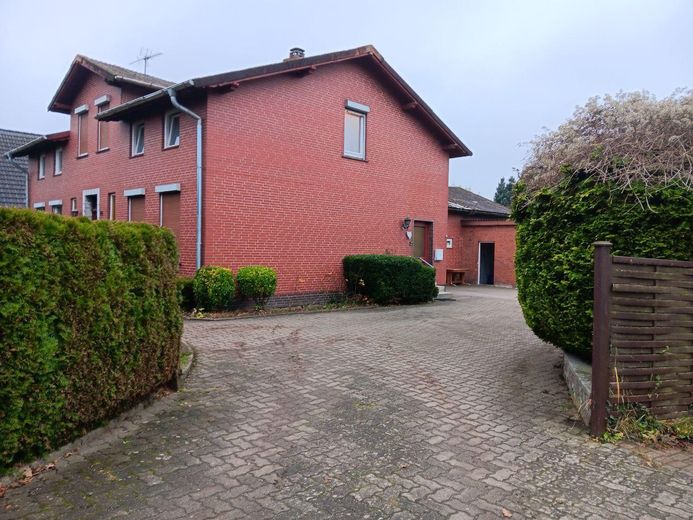 Seitliche Hausans. u. Einfahrt