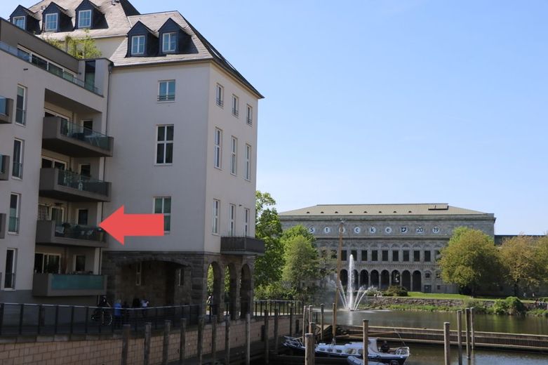 Wohnen im ehemaligen Stadtbad: Stilvolle 3-Zimmer-Wohnung mit Ruhrblick im Palais am Stadtkai – Front mit Blick Stadthalle