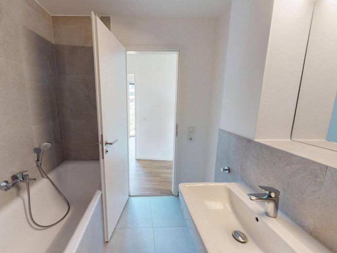Platz & Komfort, gepaart mit modernem Design: Exklusive 3-Zimmer-Wohnung mit 2 BALKONEN, EBK und 2 Bädern – Ansicht II: Bad I