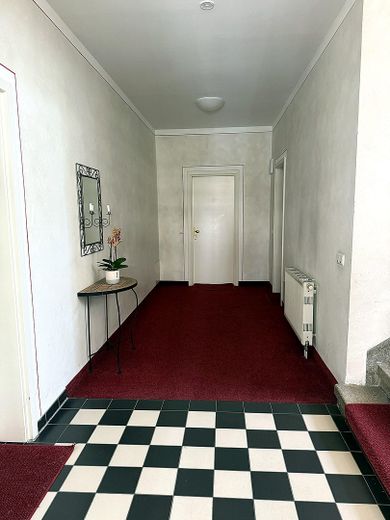 Ferienwohnung 1. Reihe mit 21,8 m² Terrasse – belegte Einnahmen, provisionsfrei – Hausflur