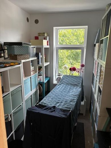 Helle 3-Raum-Wohnung mit großer Wohnküche, Kaminanschluss, Garten & Stellplatz – HWR