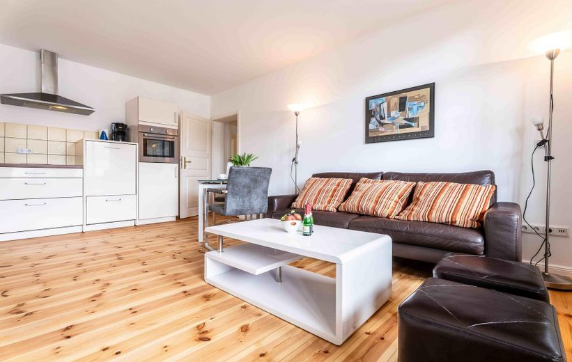 PROVISIONSFREI: Denkmal-Villa & 5 FEWOs | Rendite, Eigennutz o. Baupotenzial auf 1.203 m² – Wohnung 2 OG