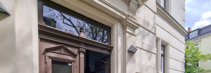 Exclusiva oficina en una villa señorial con plazas de aparcamiento en el patio y sistema de alarma