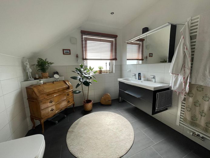 Luxuriöse 4-Zimmer-Wohnung Tegernheim, Barrierefrei mit Aufzug – Bad Eltern