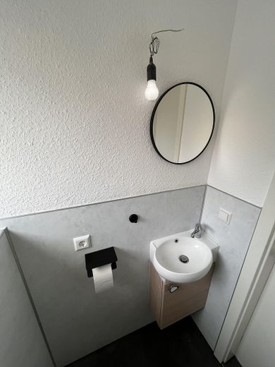 Odnowione 3-pokojowe mieszkanie z balkonem i zabudowaną kuchnią w Hechingen – Zdjęcie 10