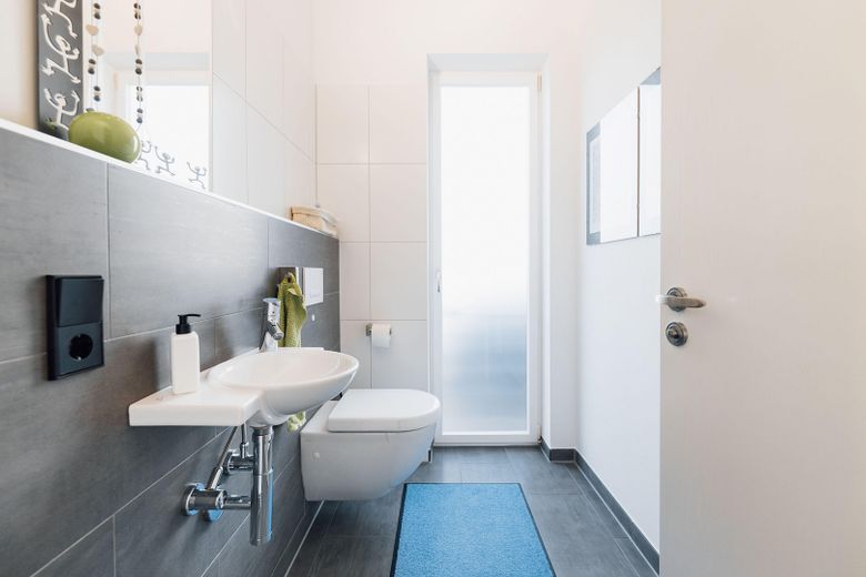 Freistehendes Einfamilienhaus bezugsfertig in unverbaubarer Südlage - Preis VB – Gäste-WC EG