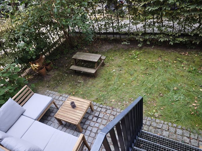 Blick auf die Sitzecke im Gart