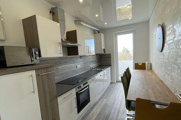 Appartamento climatizzato e completamente ristrutturato con 3 stanze, balcone e cucina attrezzata a Düsseldorf