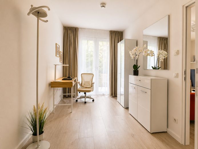 Alexanderplatz: 3 Zimmer, EG, eigner Garten, TG, Möbliert, Doorman – Arbeiszimmer
