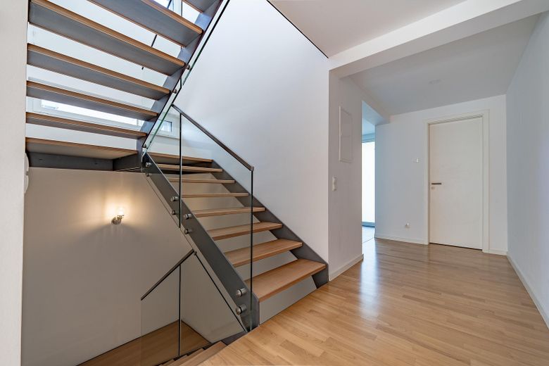 Attraktive Maisonettewohnung mit Haus-im-Haus-Charakter, Dachloggia, Garage – Hochwertige Treppe