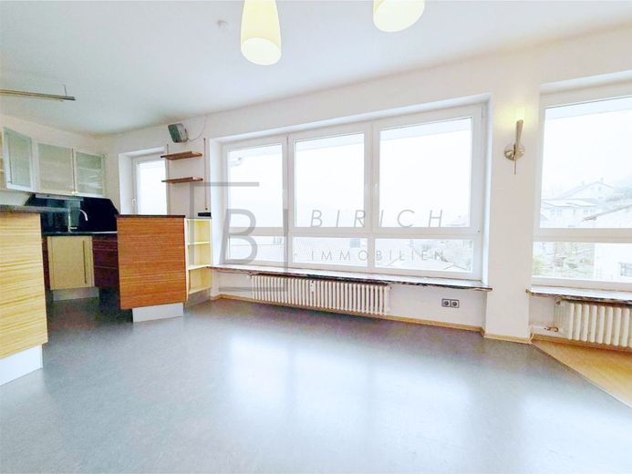 Massiv gebautes Wohnhaus mit Einliegerwohnung, Kamin und Waldrandlage – Innenaufnahmen