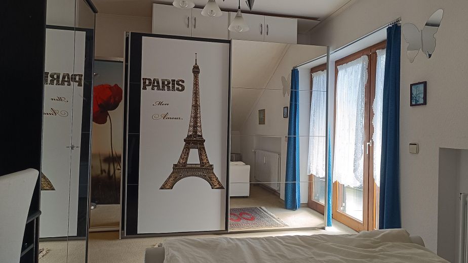 Schlafzimmer mit Balkonzugang