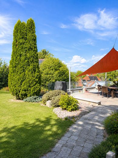 Viel Raum. Viel Privatsphäre. Viel Lebensqualität - schönes Einfamilienhaus in Herdwangen-Schönach – Blick zur Terrasse