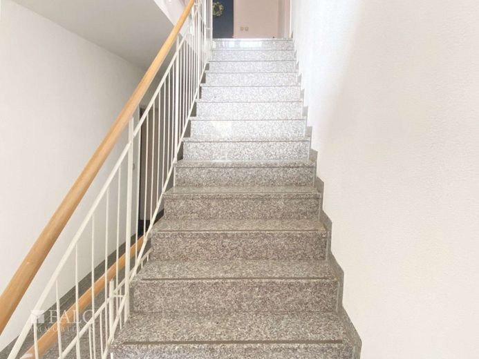 Helle Maisonettewohnung mit Südbalkon und Tiefgarage in Neudietendorf – Treppenhaus