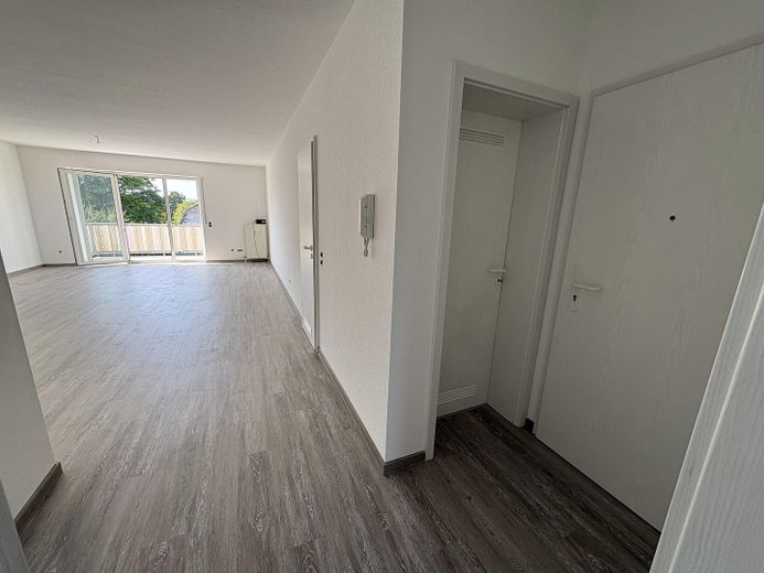 2-Zimmer-Wohnung, Balkon, Küche, Bad, HWR, Keller, nahe Südbahnhof – Blicl auf Wohnzimmer/Vorratsra