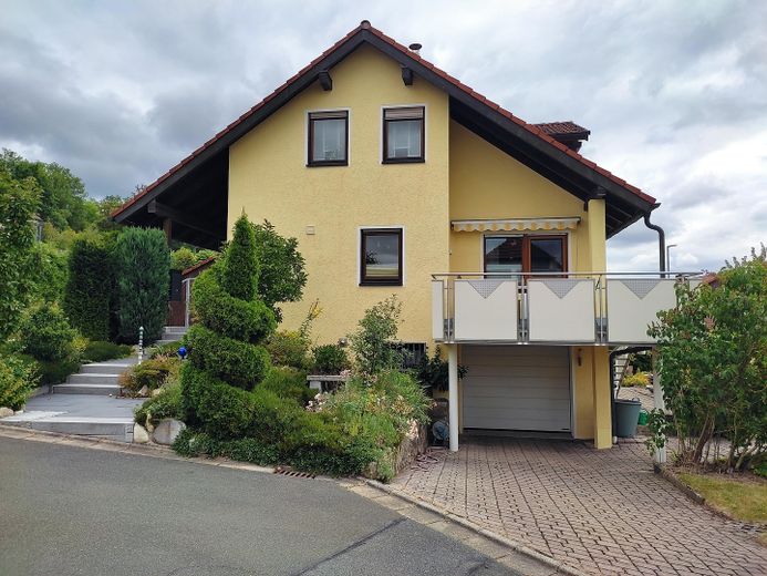 Ein schönes Zuhause in Südhanglage. – Eingang, Balkon, Haus-Garage
