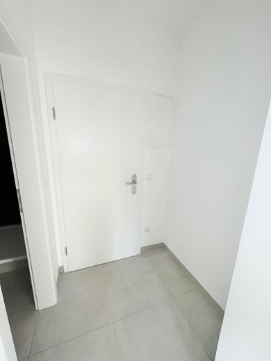Moderne 2 Zimmer im kernsanierten Altbau – Entrée mit Garderobe