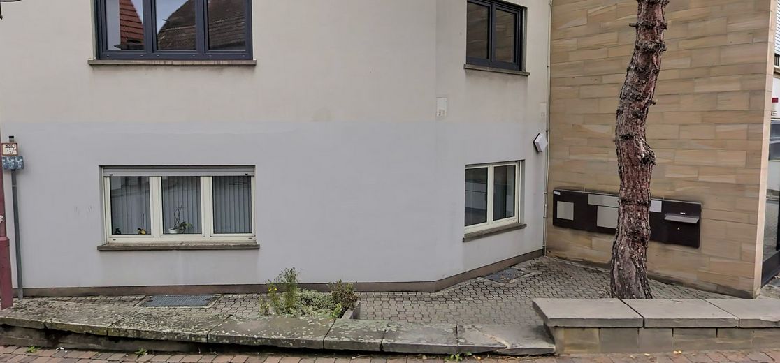 Attraktive Gewerbefläche im Herzen von Wachenheim an der Weinstraße (8,58 pro m2) – Außenbereich Stühle, Fahrrad