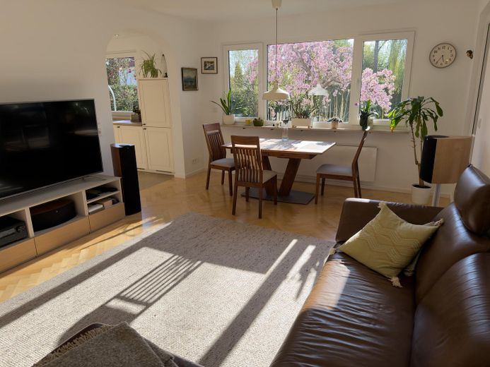 Provisionsfrei: 4-Zimmer-EG-Wohnung mit 300 m² Privatgarten, Süd-West-Terrasse, nur 2 Parteien – Wohnzimmer