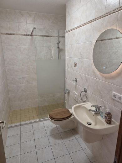 Erlangen-Frauenaurach’ta ankastre mutfaklı, yeni yenilenmiş 2 odalı daire – Badezimmer