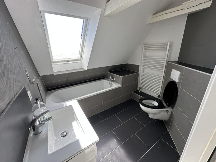 1. Badezimmer (mit Wanne)