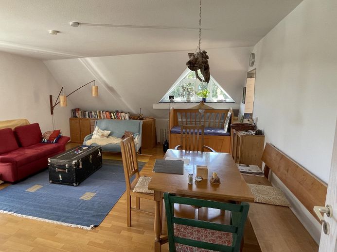 Gemütliche 3 Zimmer-Maisonettenwohnung in Eresing (Nähe Geltendorf, BRB und S-Bahn München) – Wohnzimmer mit Essplatz