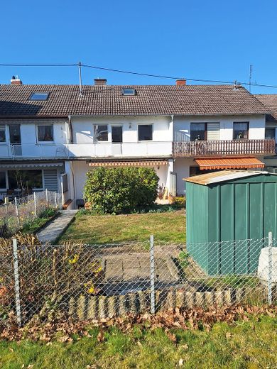 Privatverkauf ohne Maklerprovision: Reihenhaus mit Charakter in Montabaur | Perfekt für Familien – Garten Ist Zustand