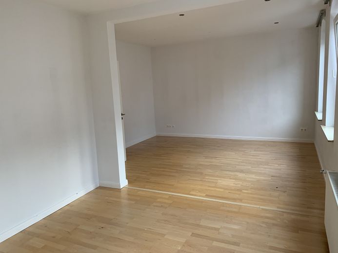 Moritzberg: 4,5-Zimmer-Maisonette-Wohnung mit Balkon und Garten – Wohnzimmer