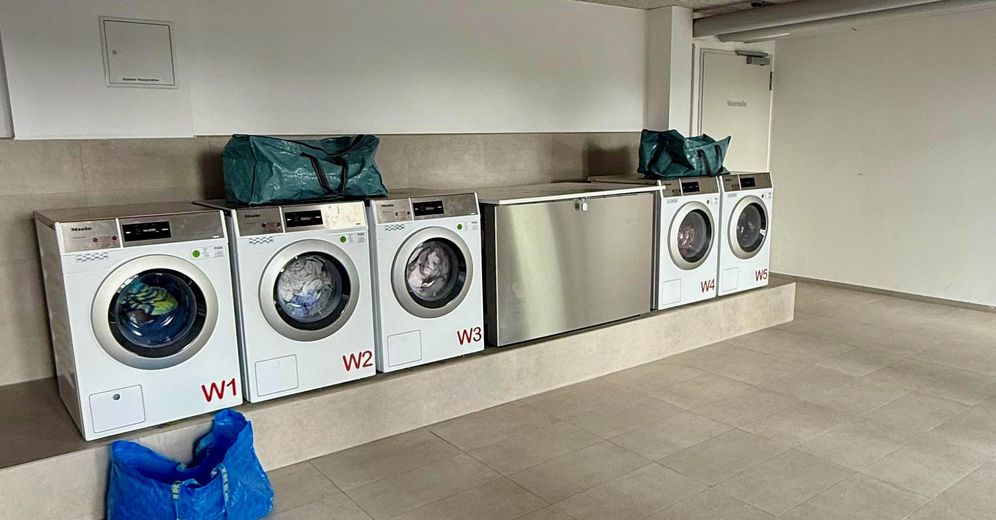 Neubau! 1-Zimmer möbliert mit EBK + Balkon + Abstellkammer + Waschmaschinenanschluss in Adlershof! – Waschsalon