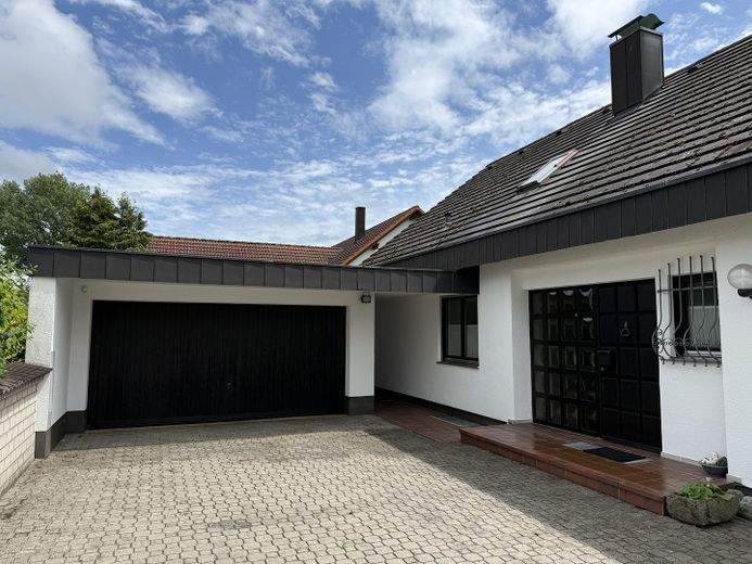 Eingang mit Doppelgarage