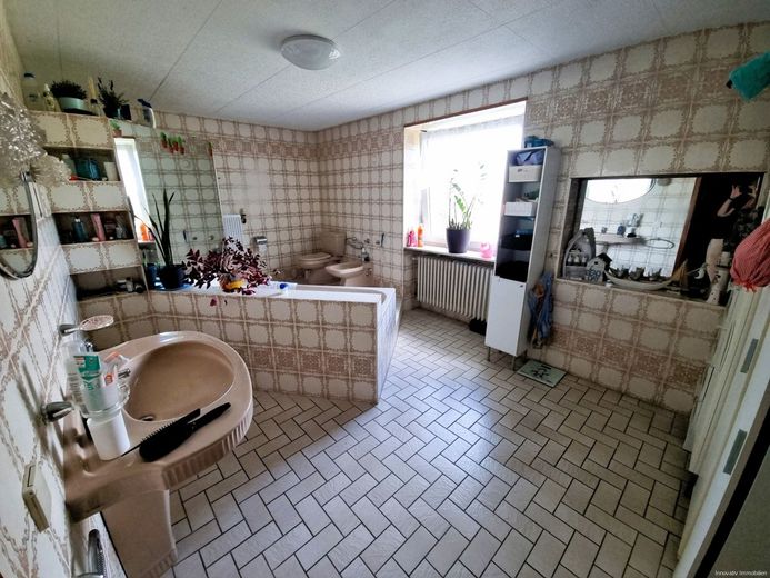 Prestigeträchtige Anlageimmobilie im Grünen und der Möglichkeit zur Pferdehaltung – Badezimmer Haupthaus