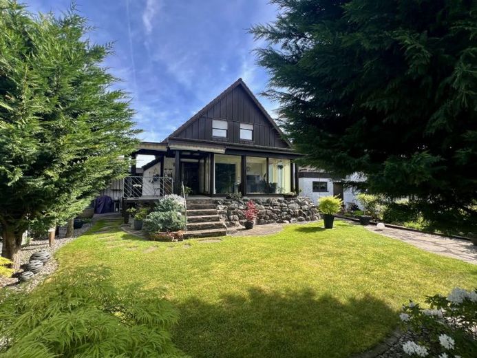 Idyllisches und sehr gepflegte Einfamilienhaus mit Einliegerwohnung und Blick ins Grüne – Foto 1