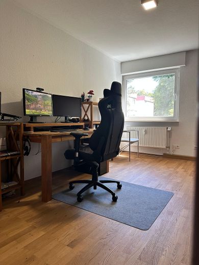 Hochwertig modernisierte 3,5-Zimmer-Eigentumswohnung mit Eichenparkett, Balkon und Garage – Arbeits- / Kinderzimmer